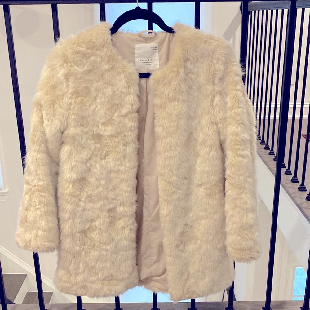 Zara White Fur coat in excellent condition. Size on tag is 11/12